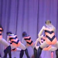 ВИДЕО: СК проверит всколыхнувший интернет зажигательный танец школьниц