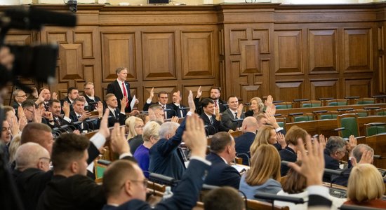 'Mazdūšība' un 'kurkulis Saeimā' - deputāti konceptuāli atbalsta opozīcijas kritizēto budžetu