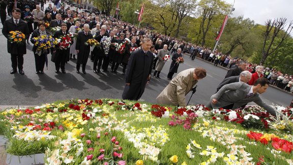 4.maija ziedu nolikšana 