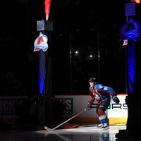 NHL visu laiku jaunākais kapteinis pagarina līgumu ar 'Avalanche'