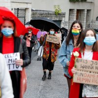 Polijas abortu aizliegums apdraud sieviešu dzīvību, uzskata Eiropas Parlaments