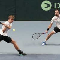 Gulbis un Ozoliņš dubultspēlē zaudē Izraēlas tenisistiem