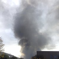 Foto: Briselē ar melniem dūmiem nodeg vafeļu rūpnīca