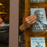 Pirmajā dienā pārdots rekordliels skaits Obamas grāmatas eksemplāru