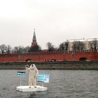 'Greenpeace' leduslācis protesta akcijā pie Maskavas Kremļa aicina 'nepārdot Arktiku'