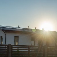Aug mājsaimniecību un uzņēmumu interese par saules akumulatoru iegādi
