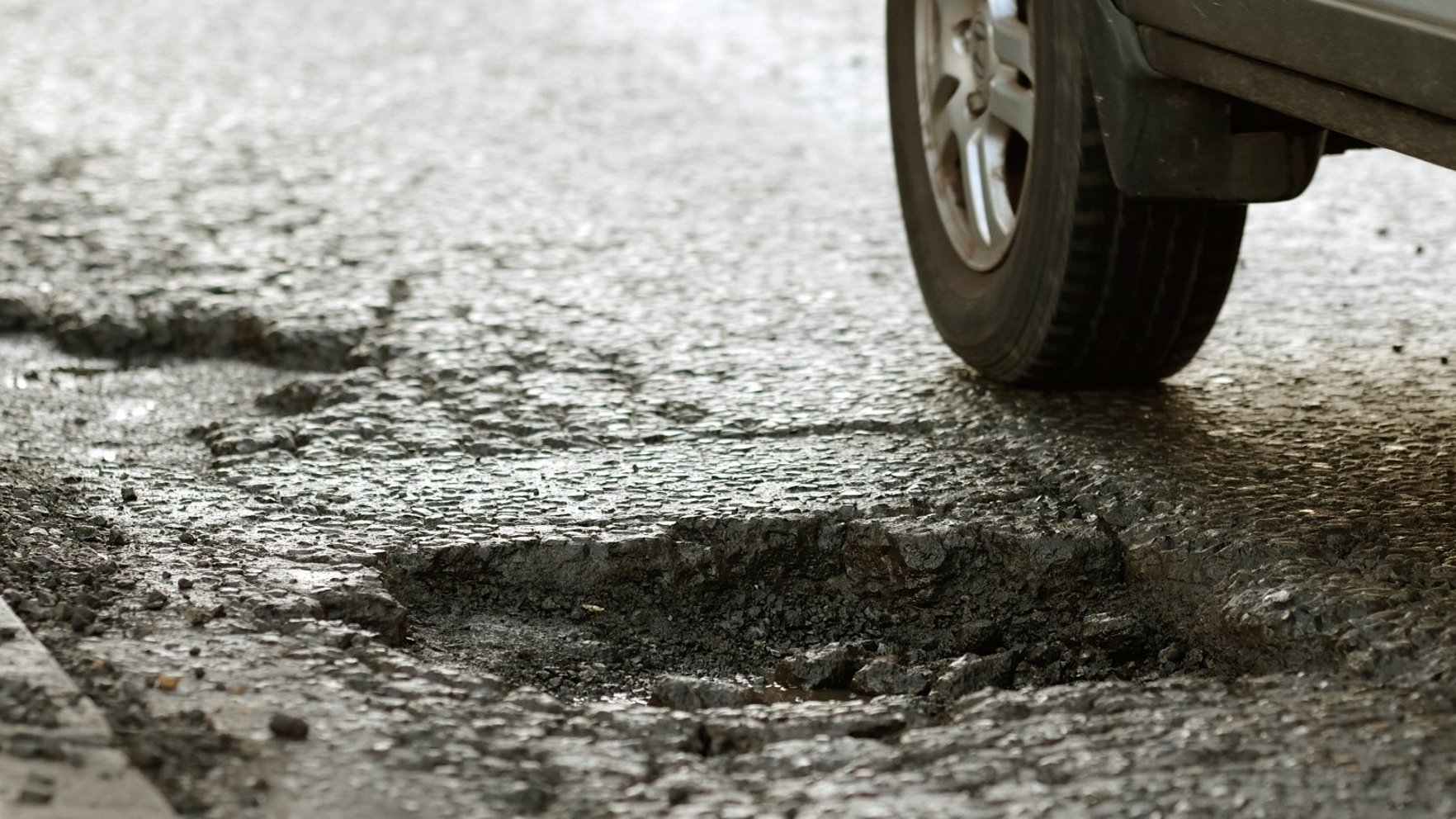 Puse no visiem autoceļu bedru izraisītajiem negadījumiem notiek Rīgā