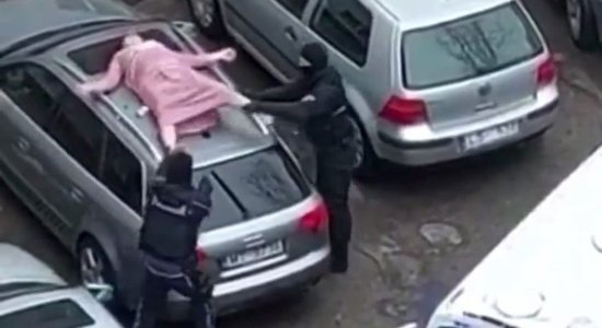 ВИДЕО: В Плявниеках женщина в ночной рубашке гуляла по крыше машины