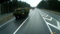 ВИДЕО: Броневики НАТО, передвигаясь по Латвии, прикрываются елочками. Почему? ВИДЕО: Броневики НАТО, передвигаясь по Латвии, прикрываются елочками. Почему?