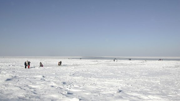 Запрет находиться на льду рижских водоемов отменен