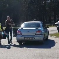 Video: Igaunijā visvairāk avāriju izraisījušo pensionāri no viņas 'Subaru' pārnes uz policijas busiņu