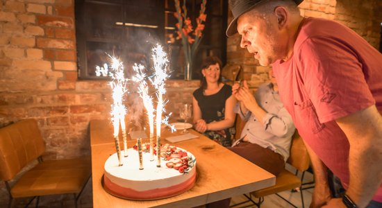 Foto: Ar stāvovācijām koncertā Liepājā 60. dzimšanas dienu nosvinējis Igo