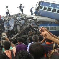 Indijā no sliedēm noskrējis vilciens; vismaz 30 bojāgājušo