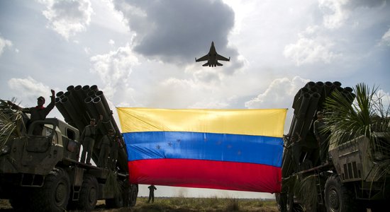 Krievija izvedusi militāros speciālistus no Venecuēlas, jo Maduro neesot naudas, ziņo WSJ