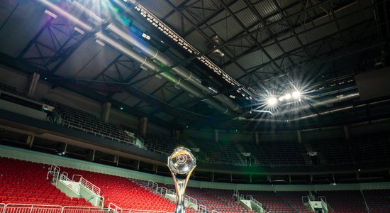 Telpu futbola Čempionu līga Rīgā: pusfinālā tiksies 'Barcelona' un 'Benfica'