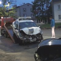 Лоб в лоб - пьяный водитель BMW уничтожил машину полиции (видео)