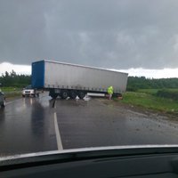 ФОТО: В Эстонии фура с LV-номерами съехала в кювет и перегородила шоссе