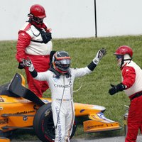 Alonso lieliskā debija 'Indy 500' sacīkstēs apraujas dzinēja problēmu dēļ