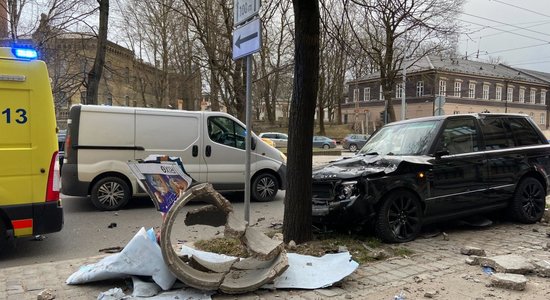 Foto: Piedzēries 'Range Rover' vadītājs Rīgas centrā sadauza vairākus auto un finišē kokā