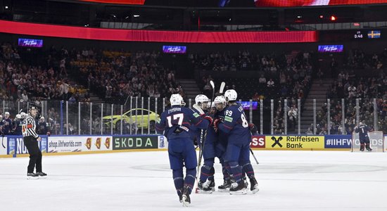 Video: Aizraujošā A grupas līderu cīņā ASV hokejisti pieveic Zviedriju