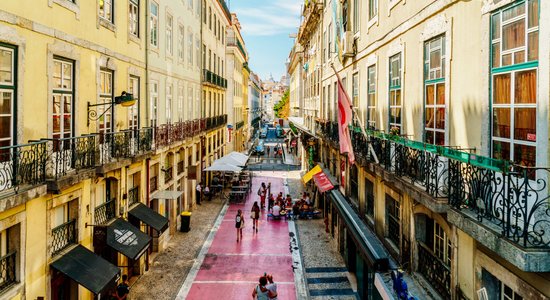 No 'sarkano lukturu' rajona par hipsterīgu pulcēšanās vietu: Lisabonas Rozā iela