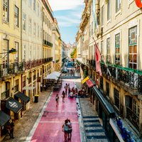 No 'sarkano lukturu' rajona par hipsterīgu pulcēšanās vietu: Lisabonas Rozā iela