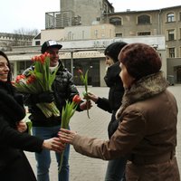 ФОТО: Привет, весна! В Риге прохожим бесплатно раздавали цветы