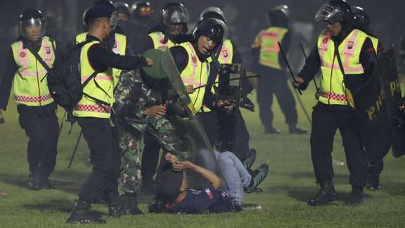 Indonēzijā drūzmā futbola stadionā gājuši bojā vismaz 174 cilvēki