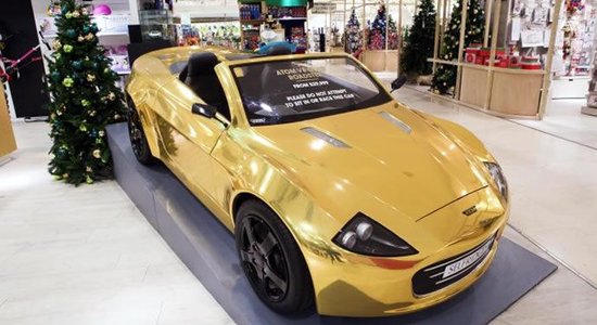 Apzeltīts bērnu rotaļu auto par 40 tūkstošiem eiro