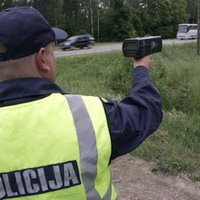 Netrafarētie policijas auto noķēruši aptuveni 200 pārkāpējus