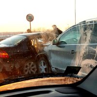 ФОТО: Тройная авария на Южном мосту – водитель BMW въехал в ограждение