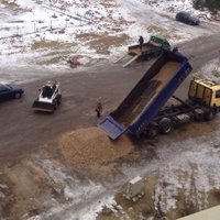 Жители Плявниеков вынуждены сами ремонтировать дорогу (+ комментарий РД)