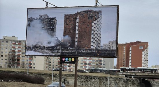 На улицах Таллина появились плакаты с разрушенными домами