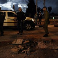 Palestīniešu kaujinieki izšauj uz Izraēlu desmitiem raķešu; ministrs iesaka Gazu okupēt