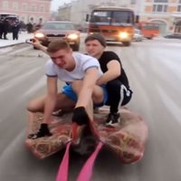Video: Pārgalvīgi krievi pa Ņižņijnovgorodas ielām vizinās uz paklāja