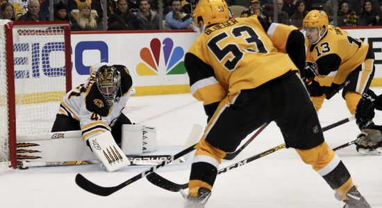 Video: Bļugers ar vārtiem palīdz 'Penguins' pieveikt 'Bruins'