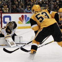 Video: Bļugers ar vārtiem palīdz 'Penguins' pieveikt 'Bruins'