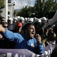 Atēnās pret atlaišanām protestē tūkstošiem pašvaldību darbinieku