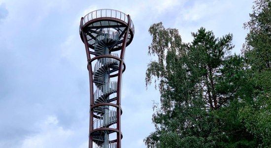 Foto: Galvu reibinošais Mindūnu skatu tornis Lietuvā