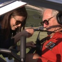 Video: Pauls Timrots ar piloti Diānu dodas treniņlidojumā