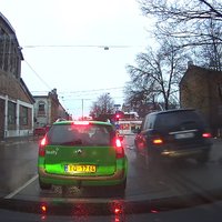 Video: Automašīna Rīgā apdzen pārējos spēkratus pa ietvi