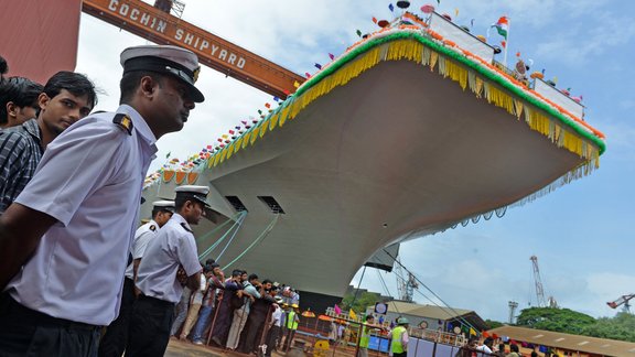 Indija prezentē pašbūvēto aviācijas bāzes kuģi INS Vikrant - 4