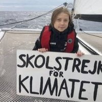 Grēta Tūnberga protestē pat uz katamarāna okeāna vidū