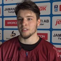 U-18 izlases hokejisti Jevdokimovs un Tumānovs dalās iespaidos pēc vēsturiskās uzvaras