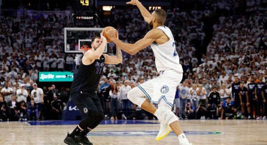 Dončičs ar tālmetienu pēdējās sekundēs atnes "Mavericks" otro uzvaru NBA pusfinālā  