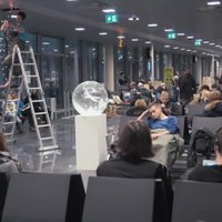 Video: Rīgas lidostā uzņemta jauka Ziemassvētku reklāma, aicinot nolikt telefonu un baudīt svētkus