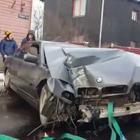 Video: Tēriņu ielā BMW nogāzis betona stabu
