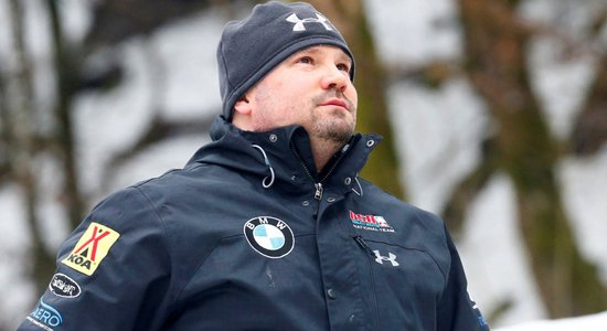 Slavenā amerikāņu bobslejista Holkomba nāvi izraisījusi alkohola un miegazāļu lietošana