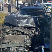 Ķengaragā 'Opel' pēc sadursmes ietriecies sabiedriskā transporta pieturā