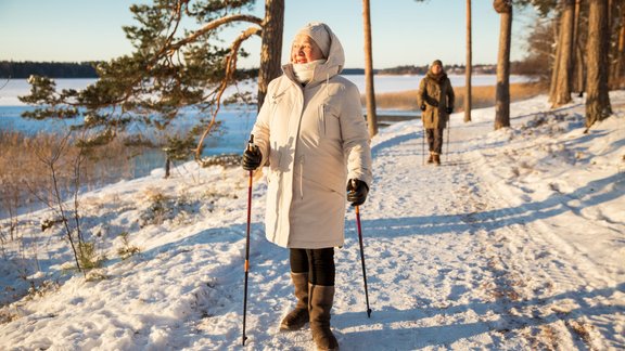 ziema, seniori, pensionāri, pastaiga, nūjot, traumas, sniegs